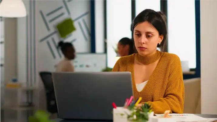 mujer en laptop conociendo sobre los tipos de AFP
