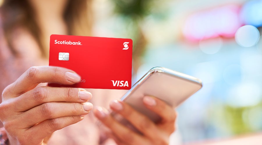 Persona vinculando su tarjeta con Google pay y Apple pay