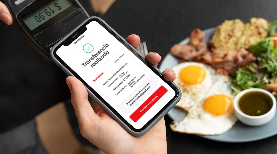 Persona pagando en restaurante con Apple Pay