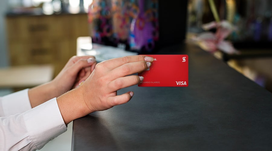 persona que paga y evita una clonaci&oacute;n de tarjetas