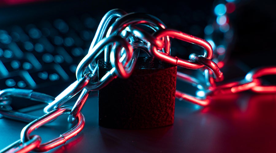 laptop con arreglo de candado y cadena en representaci&oacute;n del cifrado de datos