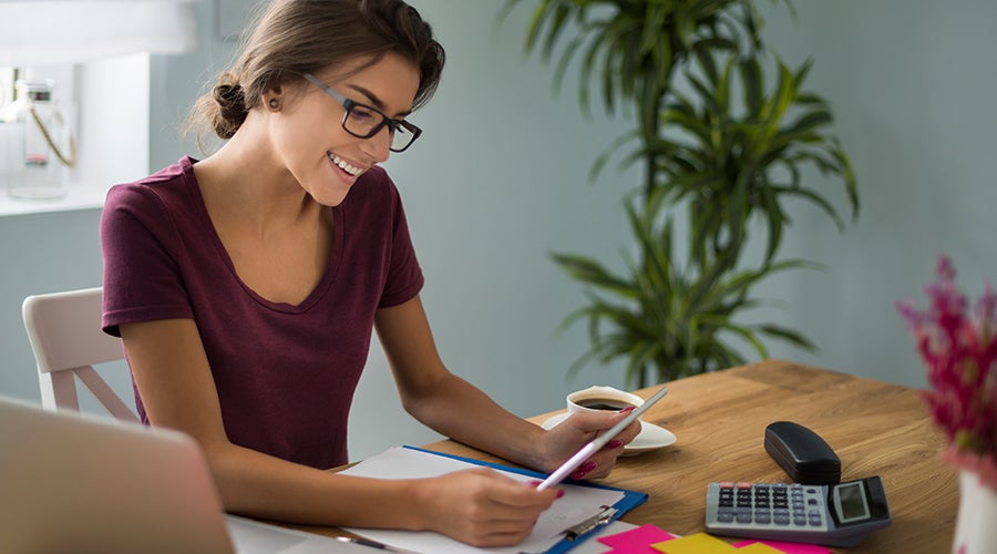 Joven con estrategia para invertir su dinero
