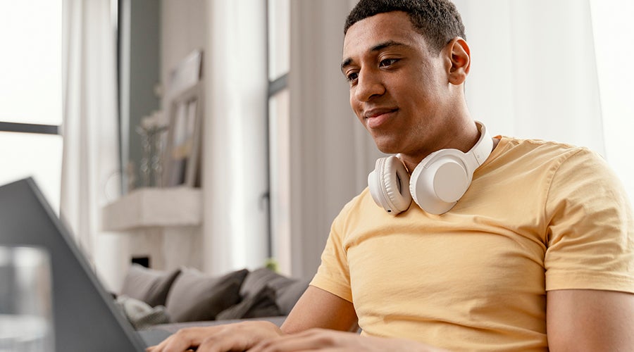 Joven busca informaci&oacute;n sobre los tipos de fondos mutuos