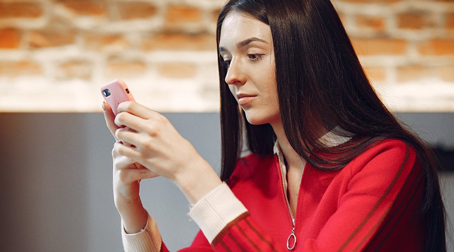 mujer usa su clave digital para ingresar a la app de banco