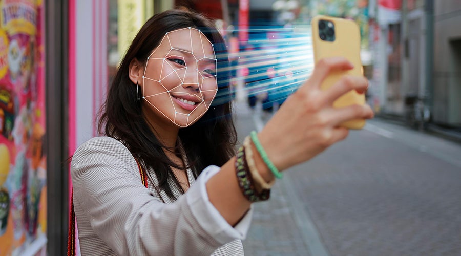 mujer utiliza biometr&iacute;a facial para ingresar a su app de banco scotiabank