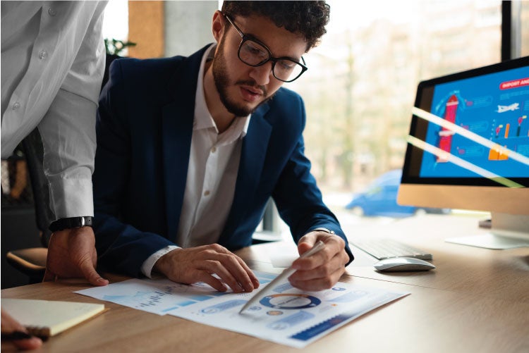 leasing financiero en Per&uacute; para empresas evaluando financiamiento de veh&iacute;culo corporativo