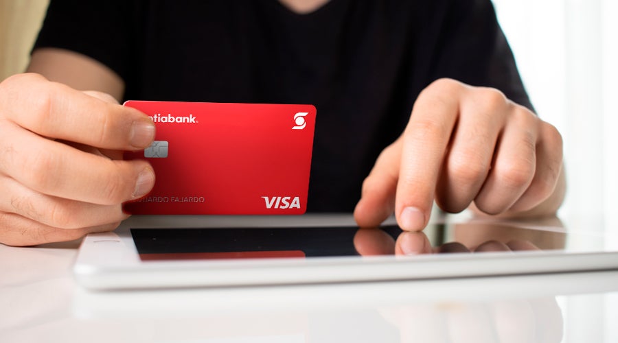 persona revisando la pasarela de pago