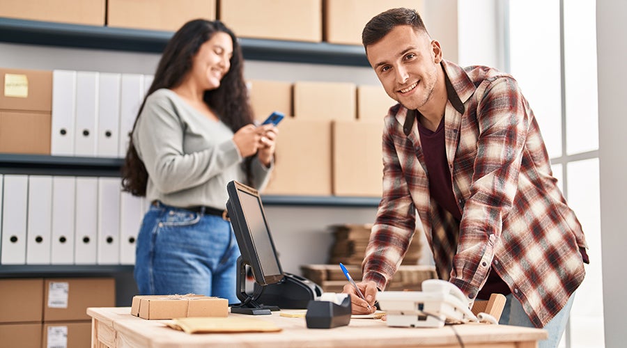 emprendedores con capital de trabajo tras solicitar financiamiento para pymes