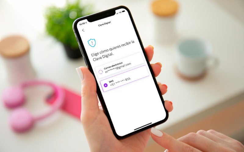 Persona utilizando su celular para activar token digital de Scotiabank