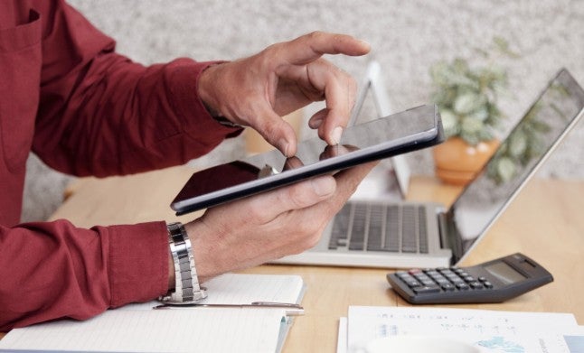 persona realizando un presupuesto personal con herramientas digitales