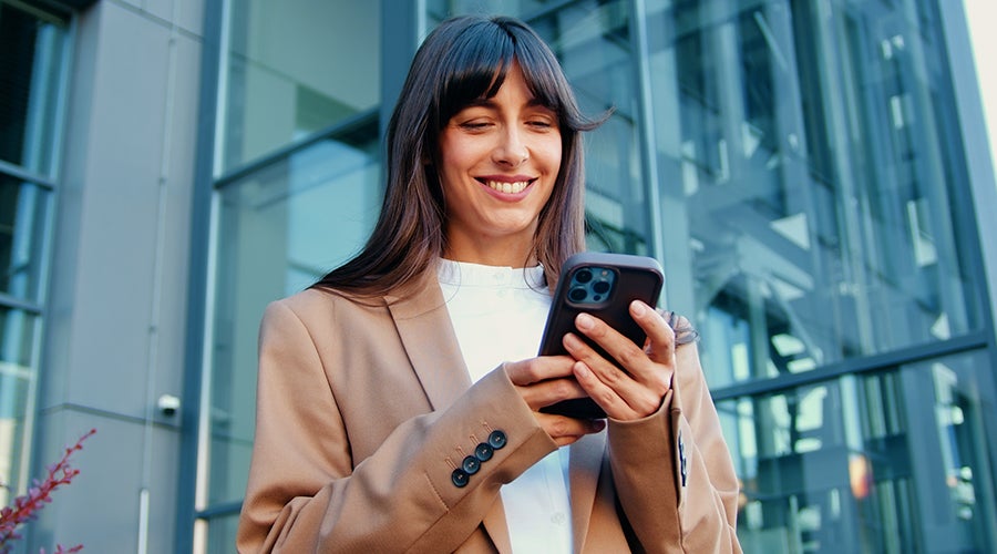 Trabajadora revisando en su celular los detalles de su cr&eacute;dito por convenio