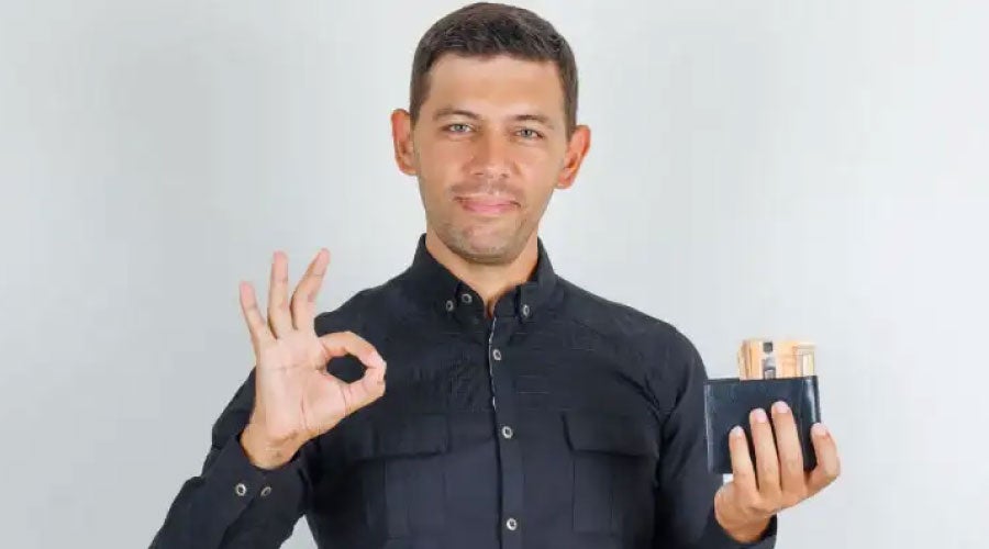 joven sosteniendo su billetera