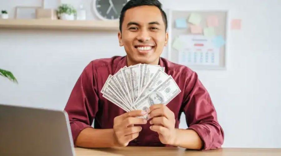 emprendedor con dólares en mano