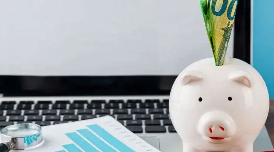Persona frente a su computadora pensando en invertir en fondos mutuos para incrementar sus ahorros
