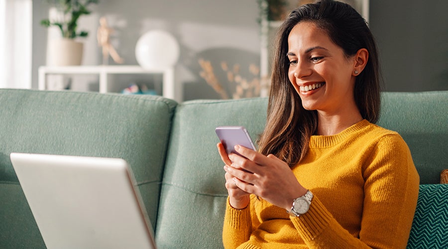 Mujer haciendo negocios por internet desde mercado libre