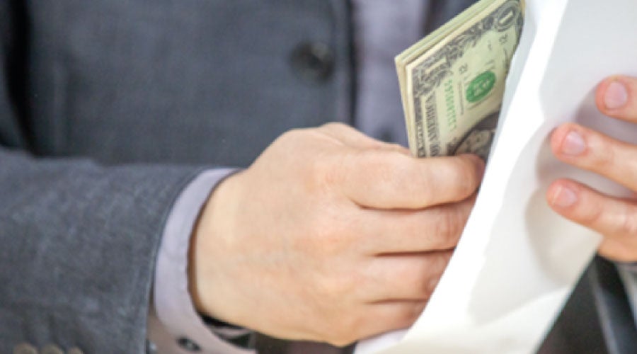 Persona recibiendo su pago en efectivo para depositar en su cuenta sueldo