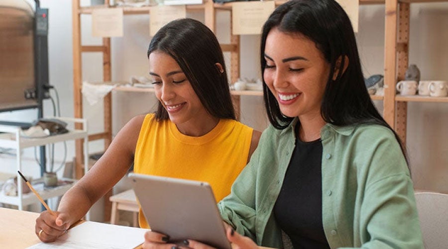 empresarias anotando información sobre tipos de financiamiento para pymes