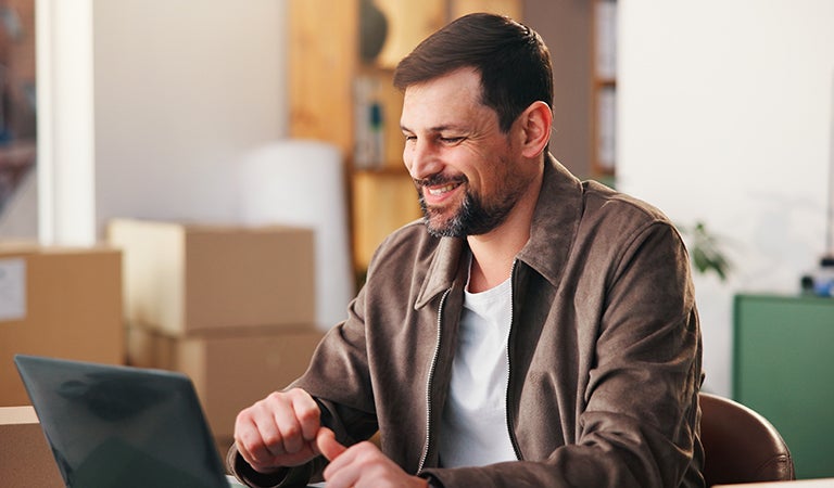 joven empresario planificando su siguiente estrategia para proteger su dinero y continuar ganando intereses