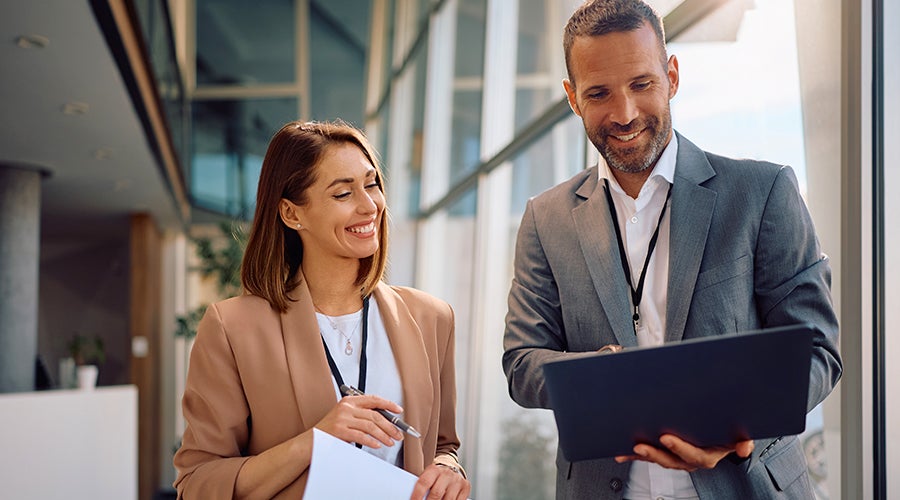 Una pareja profesional joven revisando sus fondos de inversión