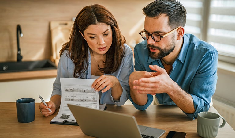 pareja latina decidiendo sobre su ahorros e invertir en fondos mutuos
