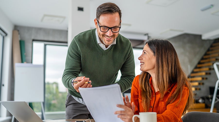 una pareja joven evaluando opciones para sus fondos mutuos