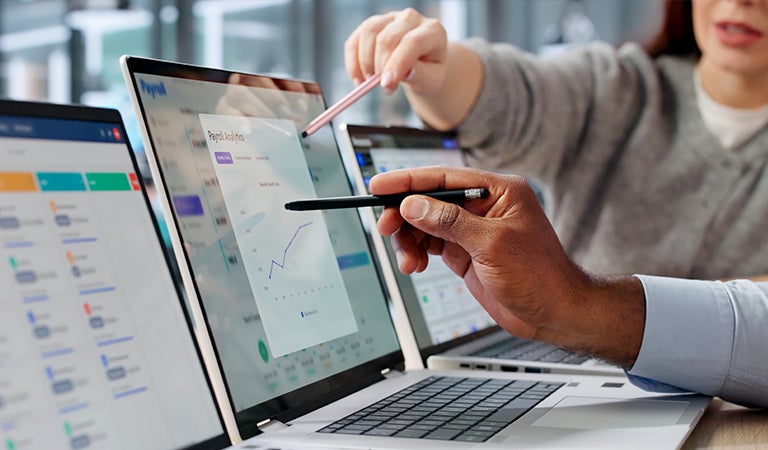 Personas revisando en una laptop los gr&aacute;ficos y movimientos de su cuenta bancaria
