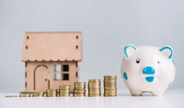 Monedas apiladas en crecimiento, representando las ganancias en inversi&oacute;n de fondos mutuos