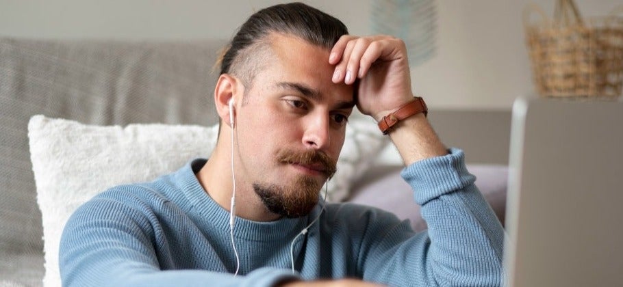 Joven pensando en cómo ahorrar dinero para generar intereses