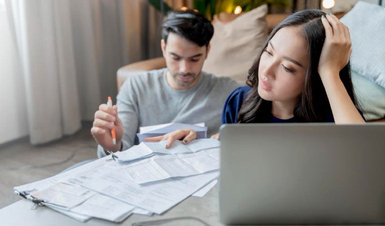 pareja de esposos revisando sus deudas