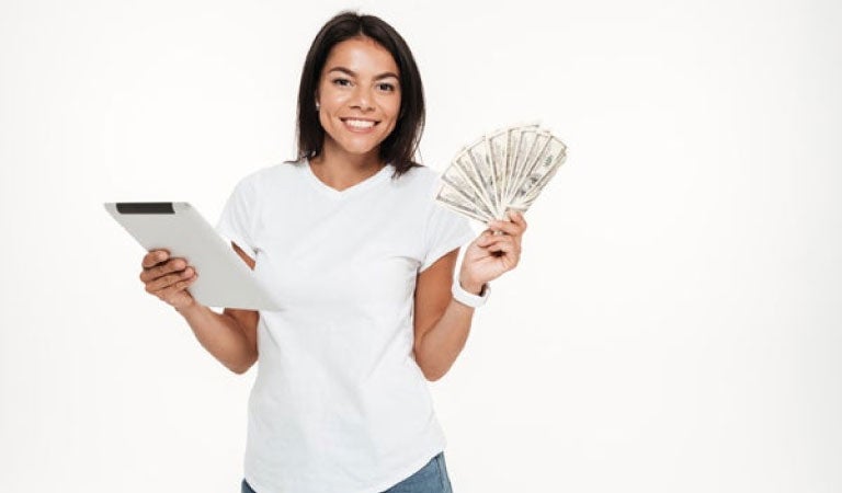 mujer feliz con su prestamo personal