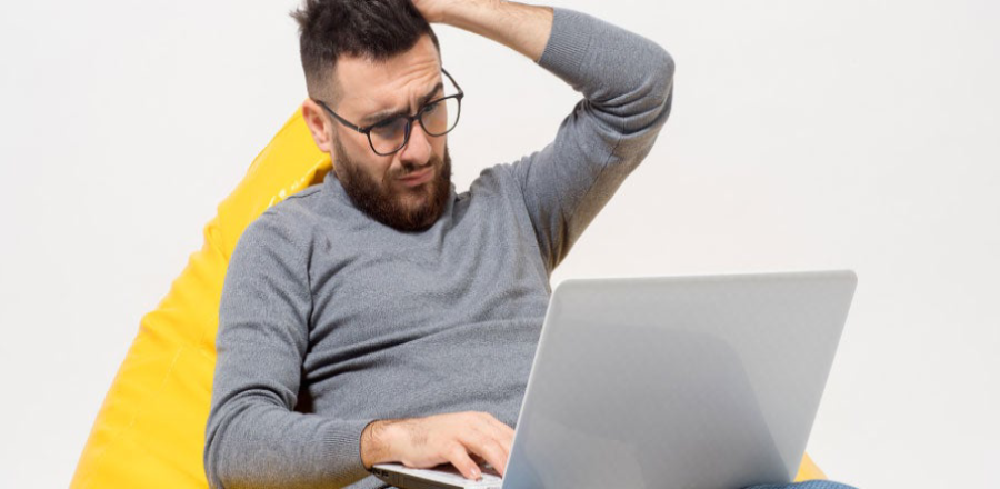 persona revisando su deuda en infocorp