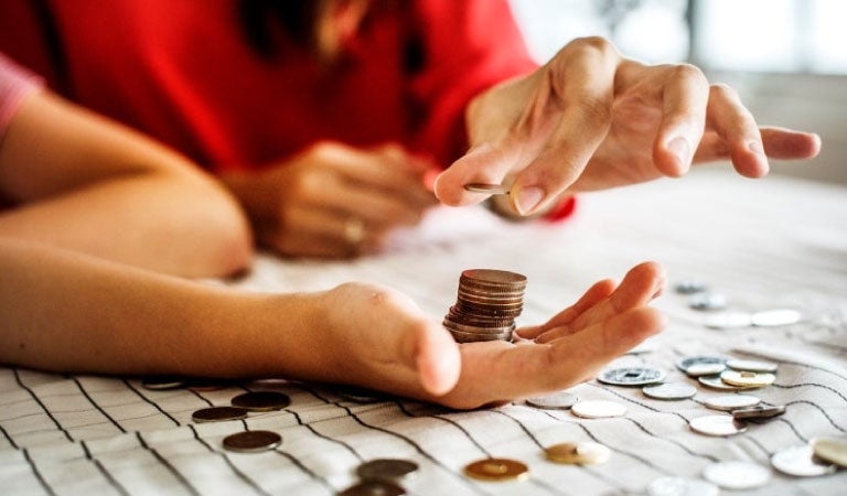 Mujer revisando las tasas de interés de su depósito a plazo fijo para hacer crecer sus ahorros