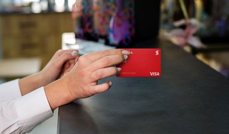 persona que paga y evita una clonación de tarjetas