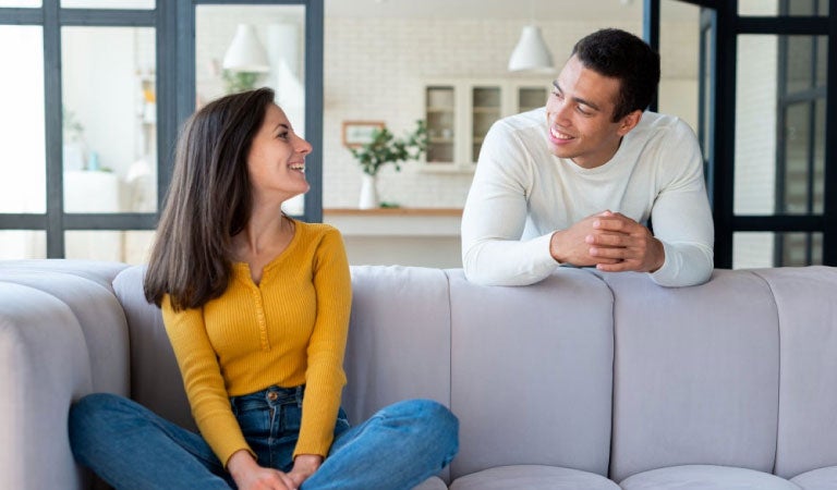 Pareja conversando en sillon