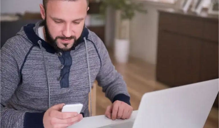 Joven en celular solicitando un adelanto de sueldo