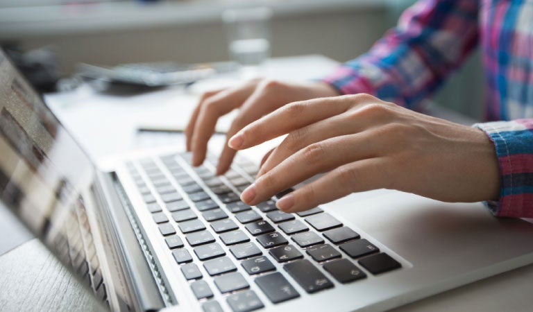 persona desarrollando un plan de negocios