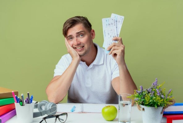 Estudiante universitario revisando información sobre crédito educativo para financiar sus estudios