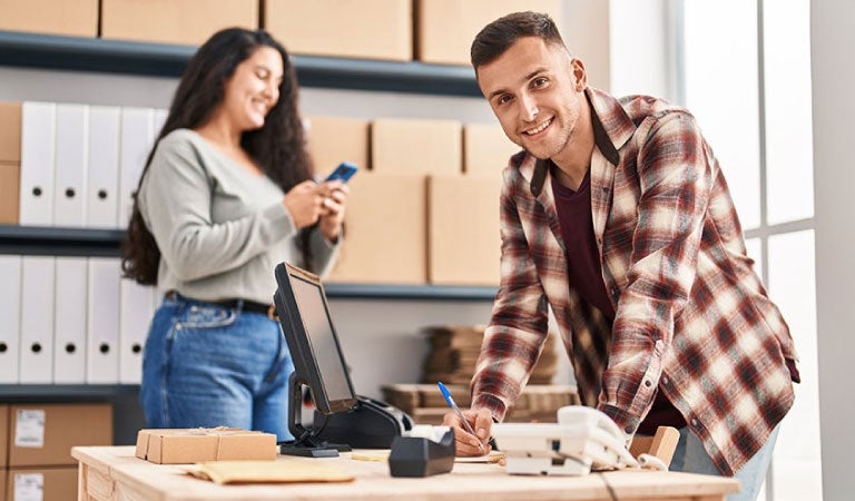 emprendedores con capital de trabajo tras solicitar financiamiento para pymes