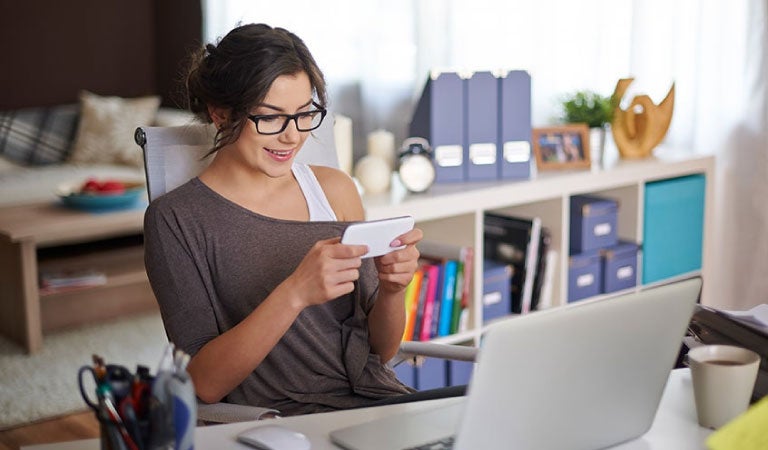 mujer solicitando financiamiento para pyme en banco