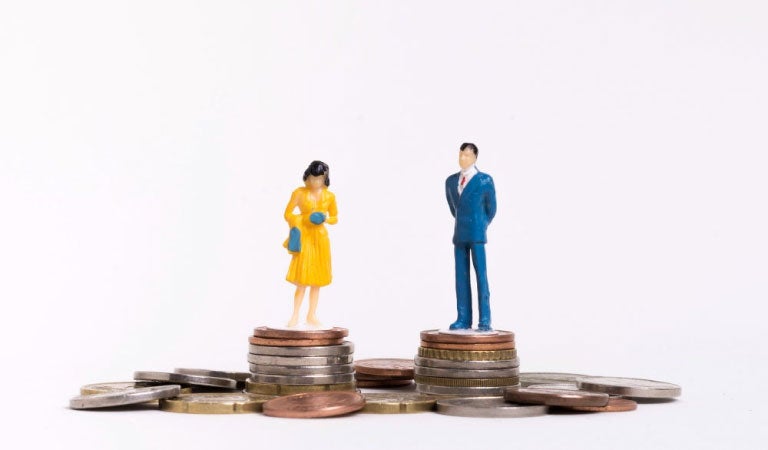 figura de mujer y hombre sobre monedas