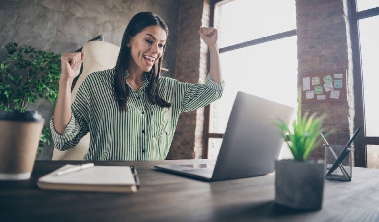 Persona feliz al ver sus ganancias con fondos mutuos Scotiabank