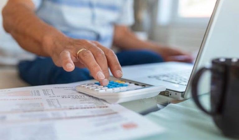 hombre calcula amortización de préstamo