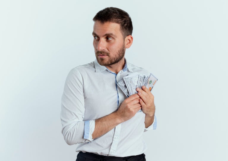 Hombre cuidando el pago de su gratificaci&oacute;n 2025