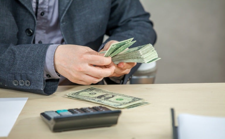 hombre cuenta dinero del dep&oacute;sito de gratificaci&oacute;n 2025