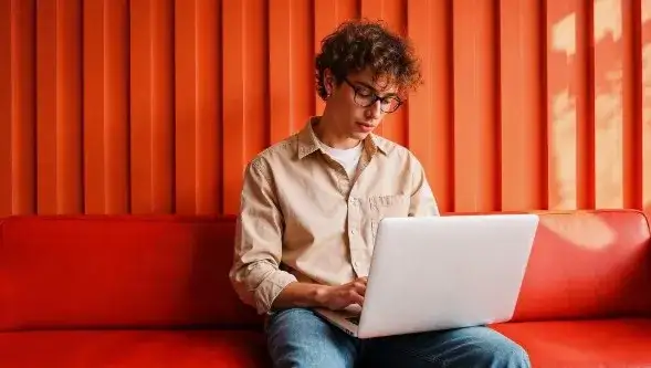 Joven se informa sobre qu&eacute; tipo de AFP le conviene