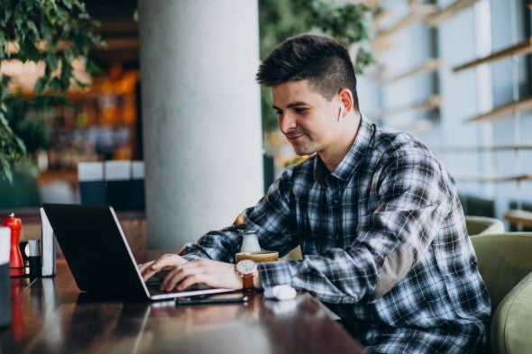 Joven sigue indicaciones sobre c&oacute;mo hacer una tranferencia bancaria