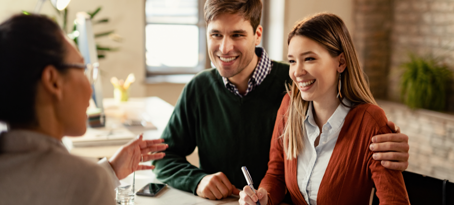 pareja solicitando credito hipotecario