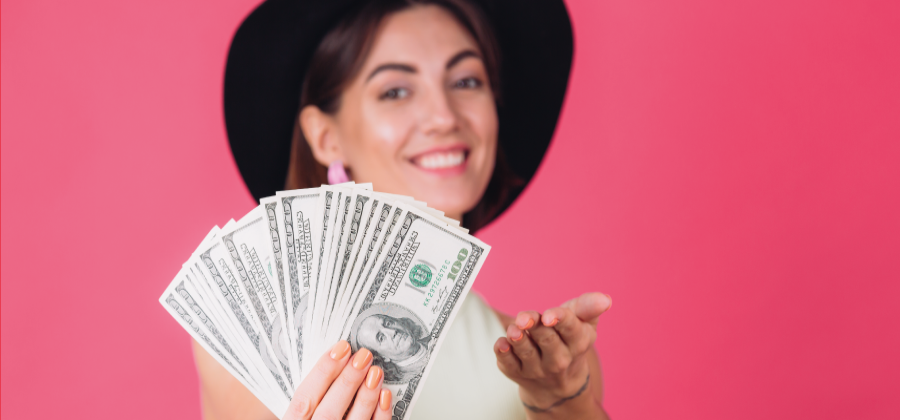 Joven con dinero en mano del pago de su gratificaci&oacute;n