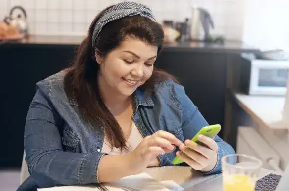 Mujer en celular revisa los beneficios de crear una cuenta PayPal