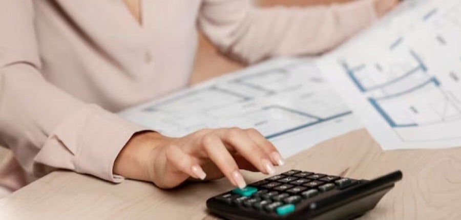 mujer revisando amortización de préstamo